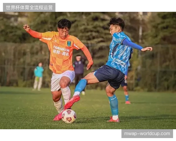 日本队在热身赛中演练高位压迫，但双后腰体系在面对强逼抢时连接不畅